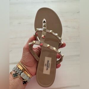 Valentino Garavani Rockstud rubber sandal. Nude. RIGHT SHOE ONLY